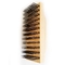 Usuń rdzewny drewniany pędzel do drapania za pomocą płaskiego stalowego włosia